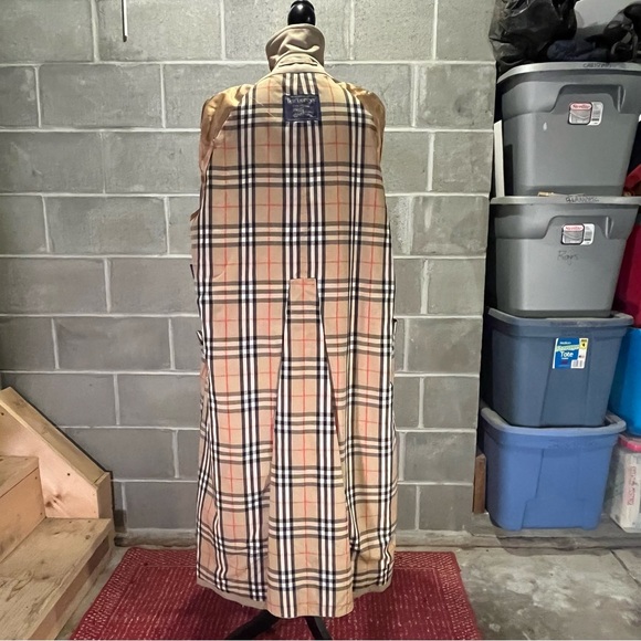 Burberry trench coat. - Picture 9 of 14